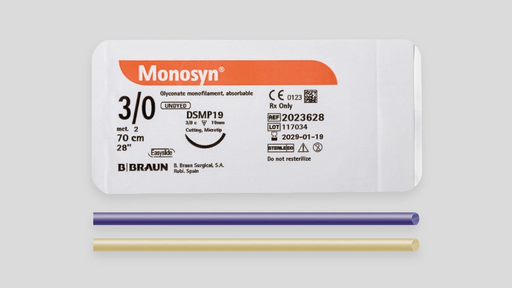 Monosyn® Verpackung für resorbierbares Nahtmaterial mit Produktetikett, das die Fadengröße (USP 3/0), Nadelinformationen, Länge, CE-Kennzeichnung und B. Braun Branding zeigt, zusammen mit dem darunter dargestellten Nahtfaden.