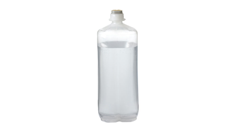 Eine transparente Ecoflac‑Infusionsflasche mit klarer Flüssigkeit, aufrecht vor weißem Hintergrund.
