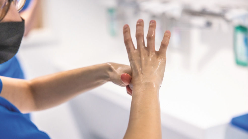 Tierarzt desinfiziert die Hände vor einer Behandlung, um die Übertragung von Keimen zu verhindern und die Gesundheit der Patienten zu schützen.