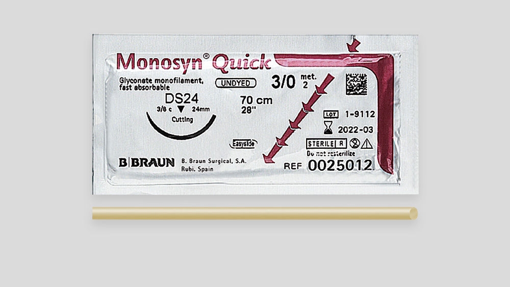 Monosyn® Quick absorbierbare Nahtverpackung mit Darstellung des Produktetiketts mit Fadenstärke (USP 3/0), Nadeltyp, Nahtlänge, CE‑Kennzeichnung und B. Braun Branding, wobei der Nahtfaden unterhalb der Verpackung dargestellt ist