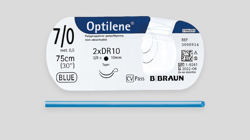  Verpackung der nicht resorbierbaren Naht Optilene® unter der Überschrift „Eigenschaften und Merkmale“, mit Produktetikett mit Angabe von Fadenstärke (USP 7/0), Nadeltyp, Nahtlänge (75 cm), blauem Monofilamentmaterial, CE‑Kennzeichnung und B. Braun Branding sowie dem unterhalb der Verpackung sichtbaren Nahtfaden.