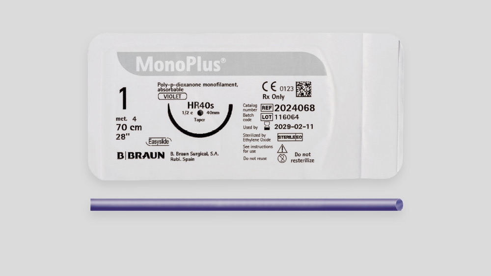 MonoPlus® Verpackung für resorbierbares Nahtmaterial mit Produktetikett, das Fadenstärke, Nadeltyp, Länge und B. Braun Branding zeigt.