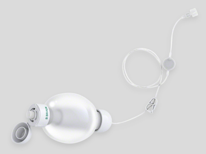 Elastomere Infusionspumpe Easypump® II vor hellgrauem Hintergrund, mit Ballonreservoir, Schlauch und Anschlusskomponenten.