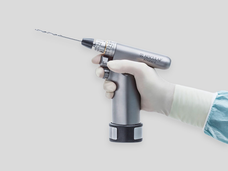 Acculan® 4 chirurgisches Motorensystem mit mehreren Handstücken, Aufsätzen und Zubehörteilen, angeordnet auf weißem Hintergrund.