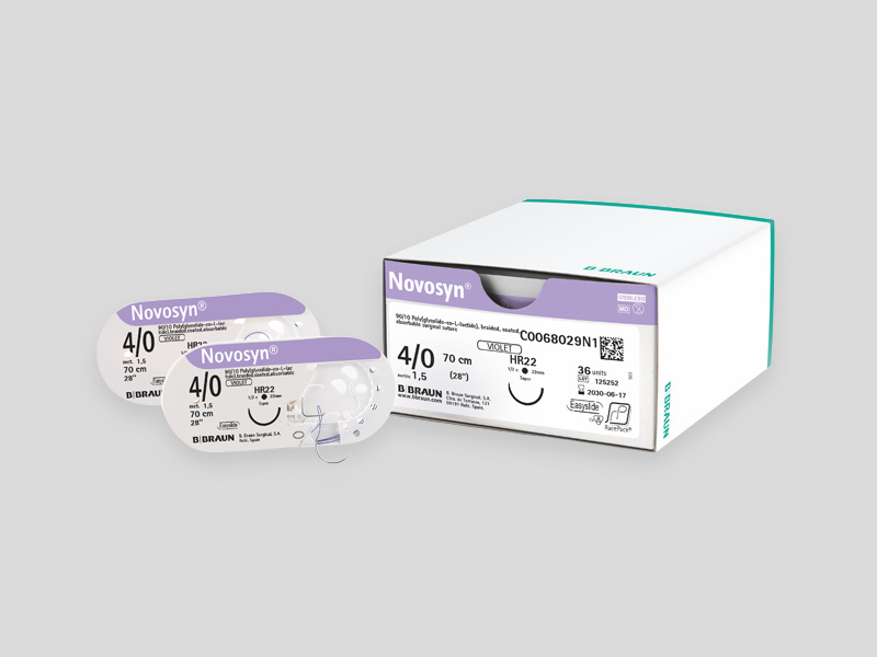 Produktdarstellung von Novosyn® geflochtenem, nicht resorbierbarem Nahtmaterial mit einer grünen Informationstafel auf der linken Seite und der Produktverpackung auf der rechten Seite, einschließlich einer weißen Schachtel und mehrerer einzeln verpackter Nahtpackungen.