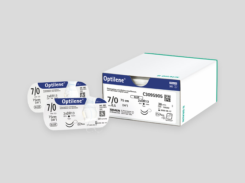 Produktdarstellung von Optilene® monofilem, nicht resorbierbarem Nahtmaterial mit einer grünen Informationstafel auf der linken Seite und der Produktverpackung auf der rechten Seite, einschließlich einer weißen Schachtel und mehrerer einzeln verpackter Nahtpackungen.